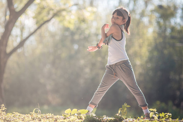 Niedlich asiatische Mädchen Übung in gardent Hintergrund - Foto, Bild
