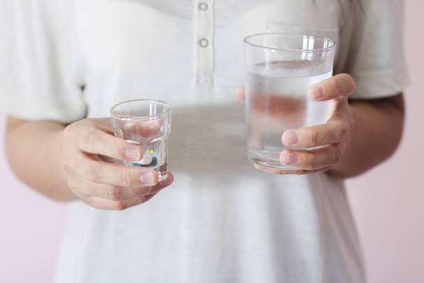 Люди с лекарствами и стаканом воды - Фото, изображение