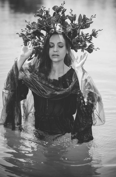 Black bride at water, Slavic rituals, pagan magic scene, old magic power concept - Foto, imagen