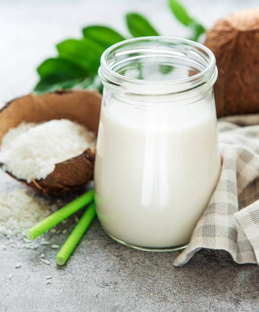 Verse kokosmelk, veganistische niet-zuivel gezonde drin - Foto, afbeelding