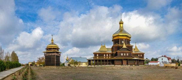 2020年10月29日。ウクライナのオデッサ地方のSergeevkaリゾートのRadonezhuの聖セルギウス教会は、晴れた秋の日に - 写真・画像