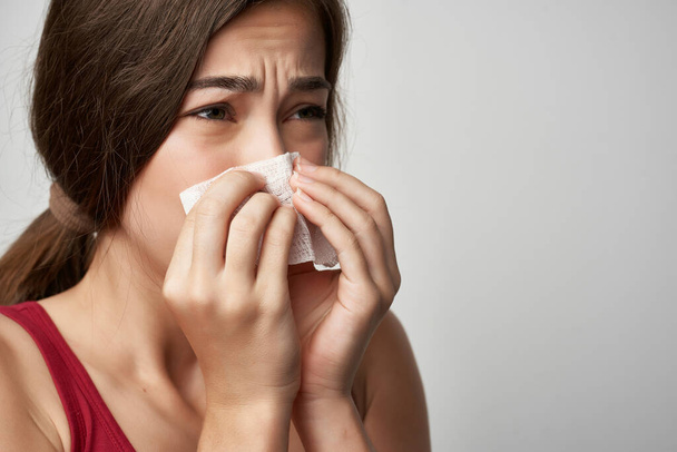 mujer con problemas de salud del resfriado alergia infección tratamiento - Foto, imagen