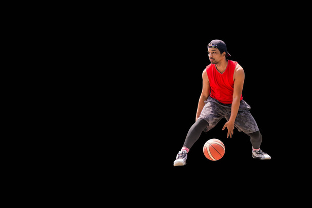 Aasian koripalloilija harjoitellaan dribbling värillinen tausta wiht leikkaamalla paht - Valokuva, kuva