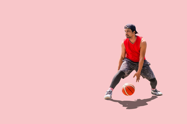 Joueur de basket asiatique pratiquant dribble sur fond coloré avec clipping paht - Photo, image