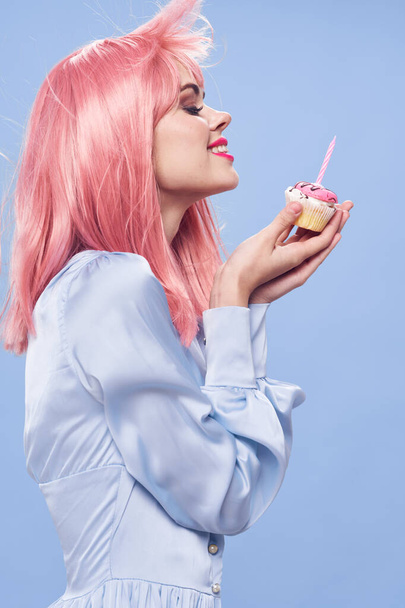 fröhliche glamouröse Frau mit rosa Haarkuchen in den Händen - Foto, Bild
