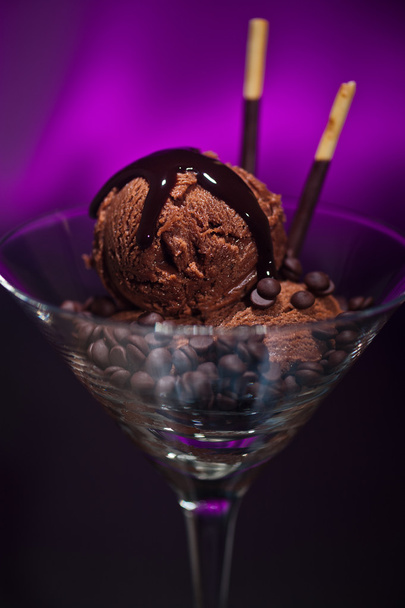 Helado de chocolate en un vaso Martini
  - Foto, Imagen