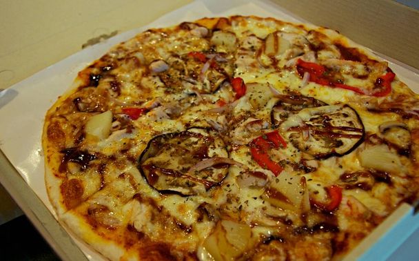 Zblízka pizzy s různými náplněmi a sýry v kartonu vyjměte krabice s otevřeným víčkem - Fotografie, Obrázek