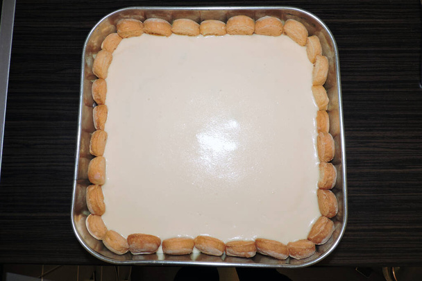 Een no-bake cheesecake met koekjes in bakvorm - Foto, afbeelding