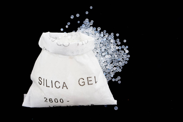 silica gel, μια χημική ουσία που εμποδίζει την υγρασία του αέρα  - Φωτογραφία, εικόνα