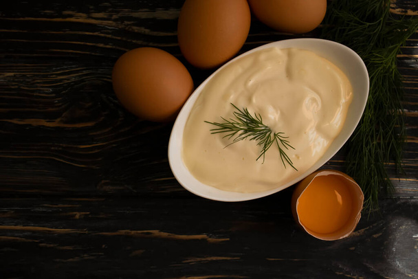 mayonesa, huevo, eneldo sobre fondo de madera - Foto, Imagen