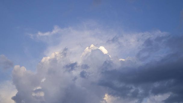 Beyaz ve gri bulutlu parlak mavi bir gökyüzünün alt görüntüsü. Güneşli bir gün. 16:9 - Fotoğraf, Görsel