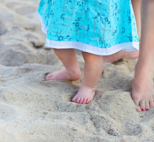 赤ちゃんと母親のビーチで足 - 写真・画像