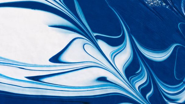 Modrá bílá černá akrylové abstraktní tvůrčí trend pozadí. Fluidní umělecká textura. Dynamické čáry, šplouchnutí vášně, svobody. Forma prezentace webových stránek, brožur, letáků, vizitek - Fotografie, Obrázek