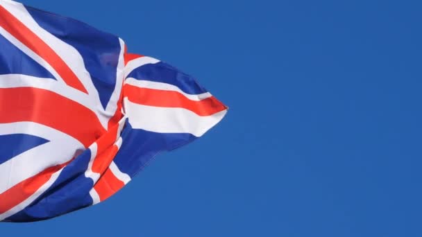 風に揺れるイギリス国旗. - 映像、動画