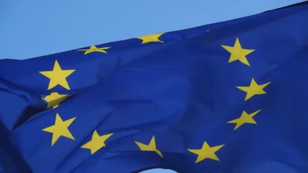 De Europese vlag wapperend in de wind. - Video