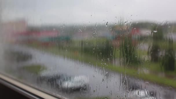 Sateinen päivä läpi ikkunan taivaalla ja kaupungin rakennusten tausta - Materiaali, video