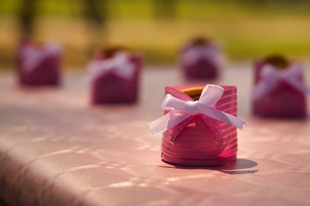 Rózsaszín baba cipő részlet fehér íj és keksz kitöltése egy babaköszöntő ünnepség. - Fotó, kép