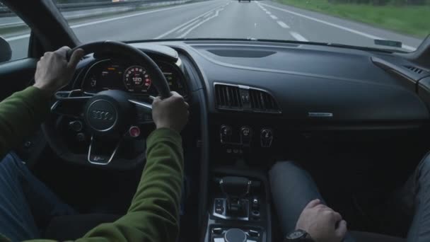 10 mei 2020 Krakau, Klein Polen. Nieuwe Audi R8 V10 Fast Highway Drive Cockpit View voor 2020. - Video