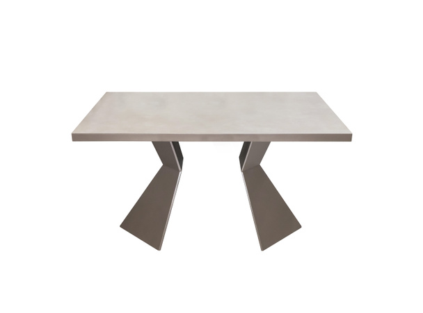 白い背景に台形の脚を持つモッドシルバーテーブル。内装要素 - 写真・画像