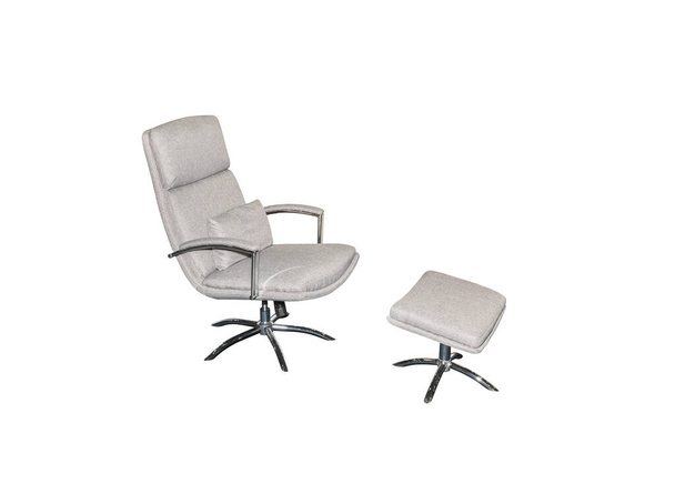 Удобное серое кресло с подножьем на белом фоне - Фото, изображение
