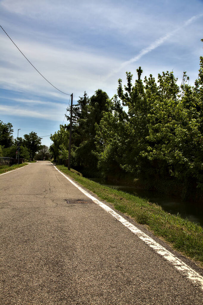 Droga na włoskiej wsi w południe w lecie - Zdjęcie, obraz