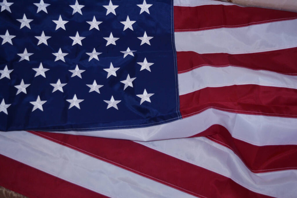 Σημαία ΗΠΑ, κοντινό. Στιγμιότυπο. Η σημαία των ΗΠΑ. Αστέρια που εμφανίζονται στην κυματιστή αμερικανική σημαία σε πλήρη διάταξη πλαισίου.  - Φωτογραφία, εικόνα