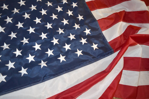 アメリカの旗、クローズアップ。スタジオで撃たれた。アメリカの国旗の背景。フレームレイアウトでアメリカの旗を振って表示される星.  - 写真・画像