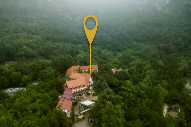 panorama aéreo sobre a paisagem natural e pequena aldeia nas montanhas com uma localização de pinos geotag - Foto, Imagem
