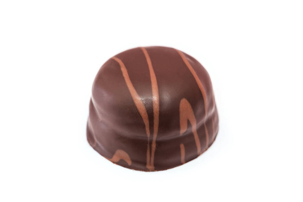 un caramelo de chocolate aislado sobre un fondo blanco. Primer plano. - Foto, imagen