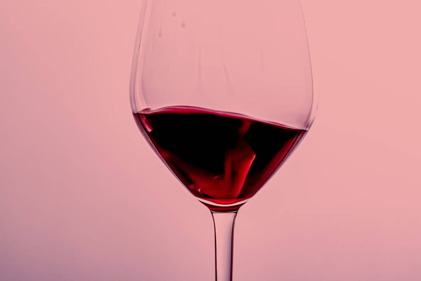 Rode wijn in kristalglas, alcoholische drank en luxueus aperitief, oenologie en wijnbouwproduct - Foto, afbeelding