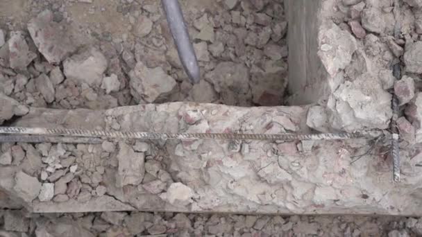 Usando un martillo neumático para romper una pared de hormigón - Metraje, vídeo
