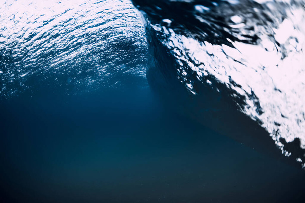 Ωκεανό κύμα και δίνη υποβρύχια με διαφανές νερό. - Φωτογραφία, εικόνα