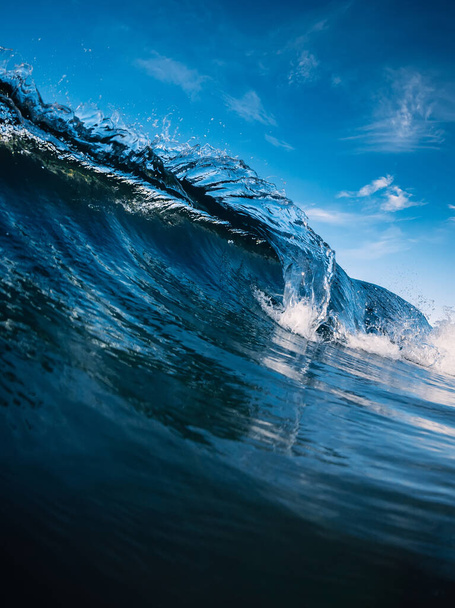 海の中の完璧な青いガラスの波。波が砕ける - 写真・画像