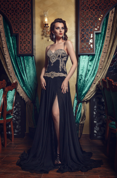 Foto de moda de mujer joven magnífica en vestido negro
. - Foto, Imagen