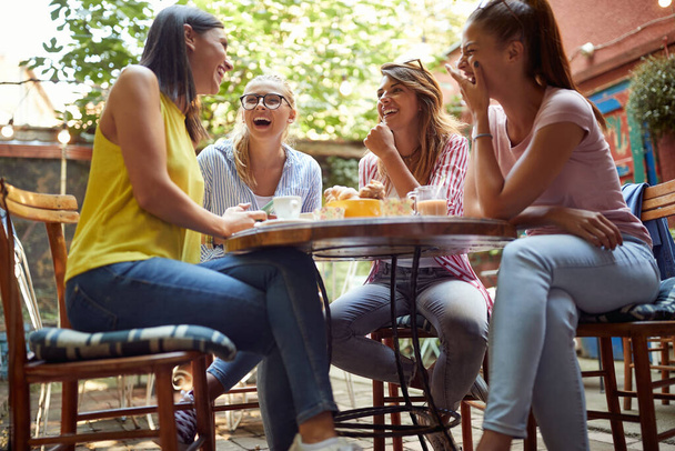 group of cheerful, relaxed, caucasian female friends, sitting in outdoor cafe, laughing - Fotoğraf, Görsel