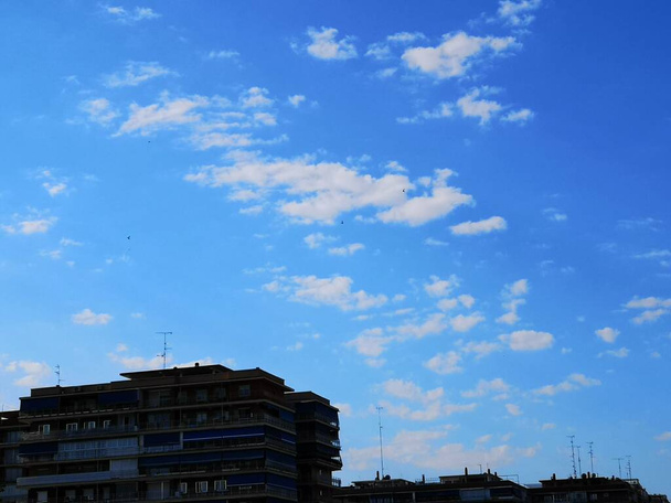 Pilvinen kohtaus Madridista talojen katolla - Valokuva, kuva