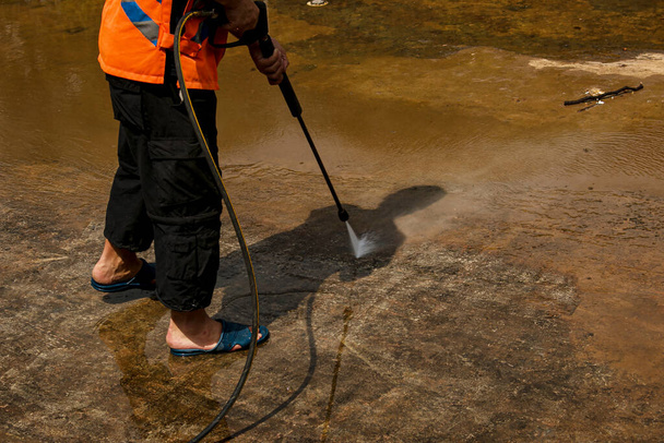 Профилактическая очистка городских фонтанов летом. Рабочие убирают накопленную грязь. - Фото, изображение