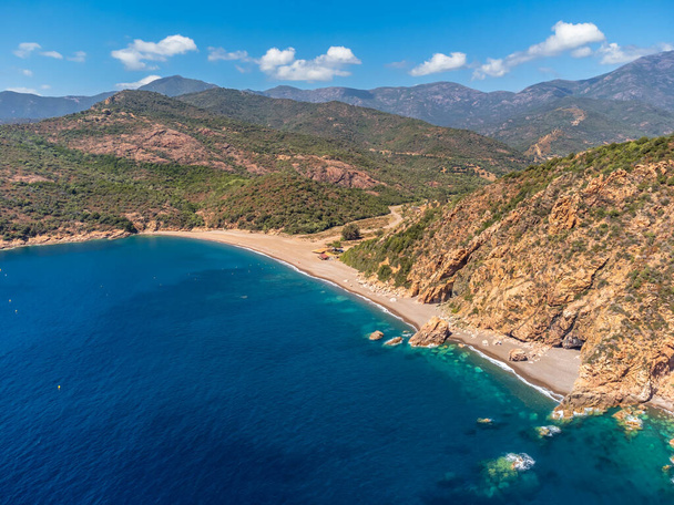 Vista aérea da praia e mar Mediterrâneo turquesa em Bussaglia, na costa oeste da Córsega - Foto, Imagem