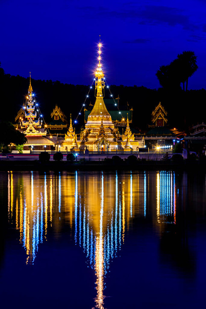 Nachtlicht und Wasserspiegelung Wat Jongklang - Wat Jongkham der beliebteste Ort für Touristen in Mae hong son, Thailand. Tempel ist ein Shan / Burmesischer Baustil - Foto, Bild