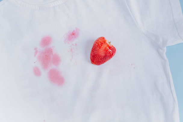закрытие сложного ягодного пятна на белой одежде. вид сверху. Высокое качество фото - Фото, изображение