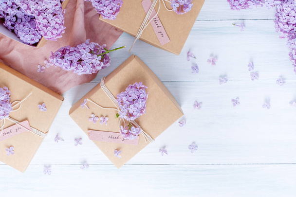 Caja de regalo decorada con flores lila. Paquete, cero residuos, libre de plástico, concepto ecológico. Foto de alta calidad - Foto, imagen