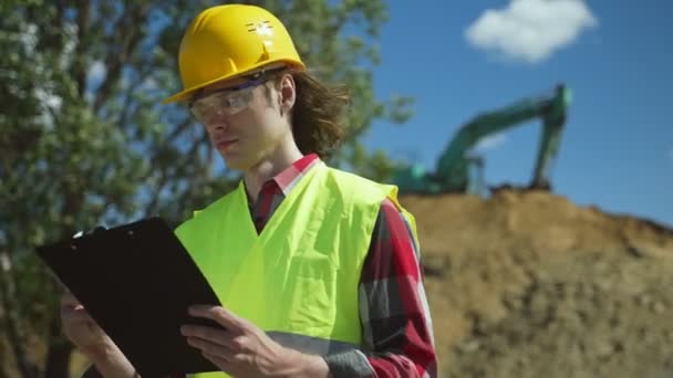 Mannelijke bouwer met documenten in industriële steengroeve. - Video