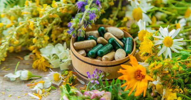 Suplementos y vitaminas con hierbas medicinales. Enfoque selectivo. Naturaleza. - Foto, Imagen