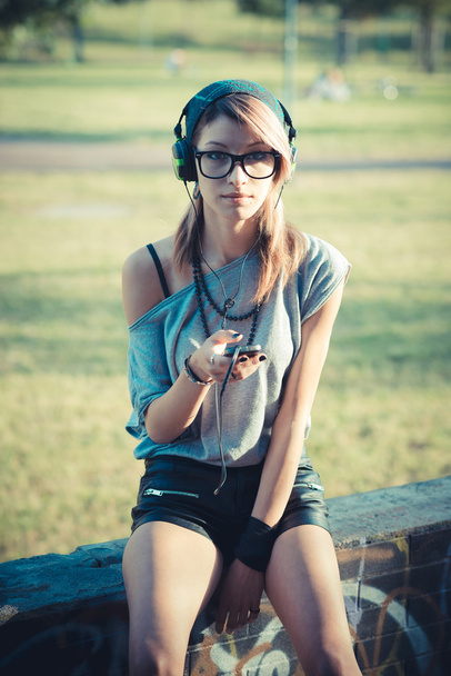 kobieta słuchająca muzyki - Zdjęcie, obraz