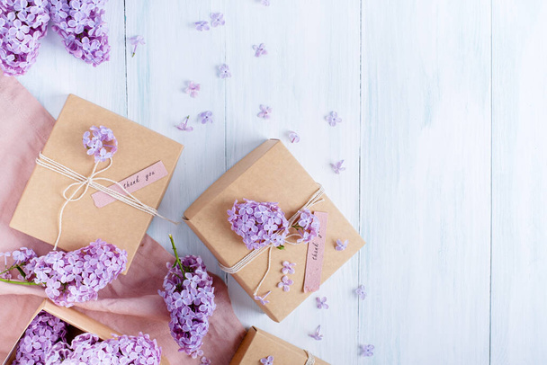 Caja de regalo decorada con flores lila. Paquete, cero residuos, libre de plástico, concepto ecológico. Foto de alta calidad - Foto, imagen