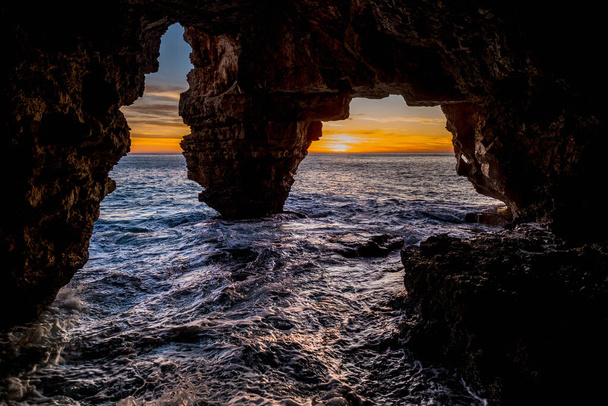 La Cova dels Arcs, in Benitatxell, im spanischen Mittelmeer - Foto, Bild