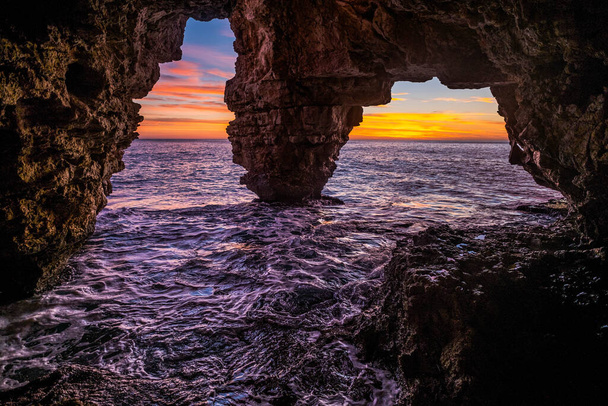 La Cova dels Arcs von außen in Benitatxell, im spanischen Mittelmeer - Foto, Bild