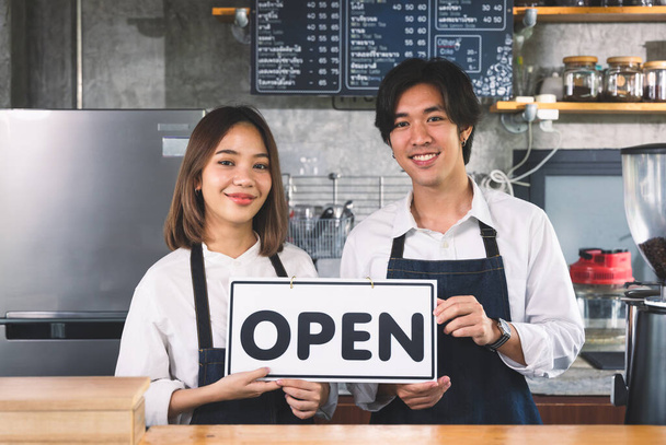 Asian Couple owner barista cafe holding Nyitott tábla a kávézó pultjánál álló ügyfelek fogadására. - Fotó, kép