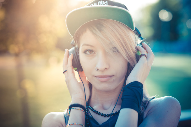 nainen kuuntelee musiikkia - Valokuva, kuva