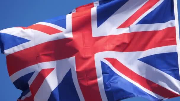 Ulusal İngiliz bayrağı rüzgarda dalgalanıyor. - Video, Çekim